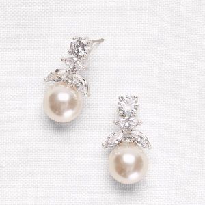 Pearl earrings with crystals